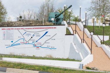 Vityazevo, Rusya-24 Nisan, 2016: merdiven ve duvar planı bu yer onur bir anıt at ateş pozisyonu BS-464 kıyı pil, 1942-1943 yıl 