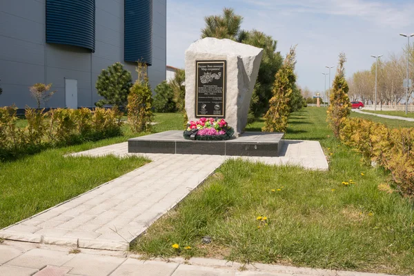 Vityazevo, Rusia - 22 de abril de 2016: Signo conmemorativo de las guerras de los atletas que murieron en la Gran Guerra Patria, situado en el callejón de los deportes en el complejo de deportes y juegos de interior "Vityaz" en el pueblo complejo V — Foto de Stock