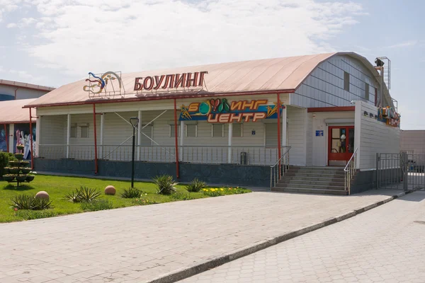 Vityazevo, Rusya - 22 Nisan 2016: Bowling Merkezi tatil köyü Vityazevo, Anapa bir banliyösünde "kahraman" — Stok fotoğraf