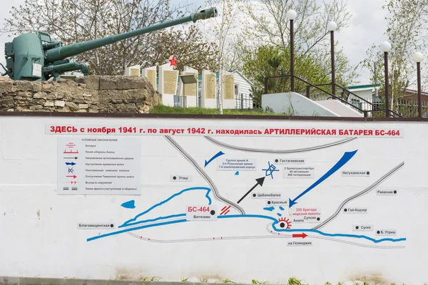 Vityazevo, Rosja-24 kwietnia, 2016: plan na ścianie u podnóża pomnika na cześć tego miejsca znajduje się na pozycji wypalania przybrzeżnych BC-464 baterii, 1942-1943 lat ", z siedzibą w — Zdjęcie stockowe
