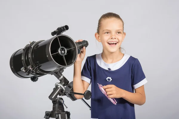 星空の上に立って喜んで若い天文学者 — ストック写真