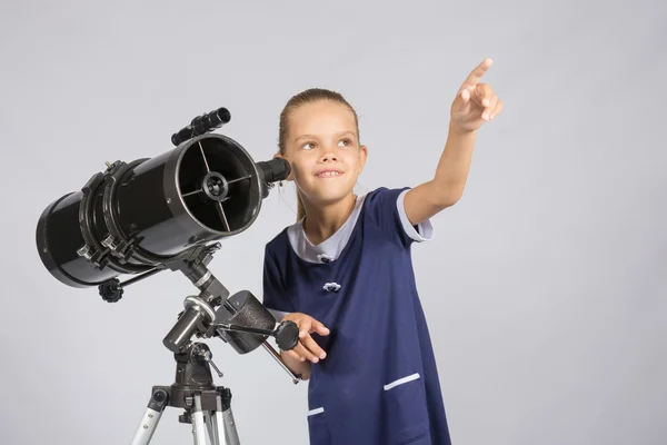 Le jeune astronome pointant du doigt le ciel étoilé — Photo