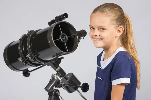 望遠鏡で若い天文学者は笑みを浮かべて、フレームを探して — ストック写真