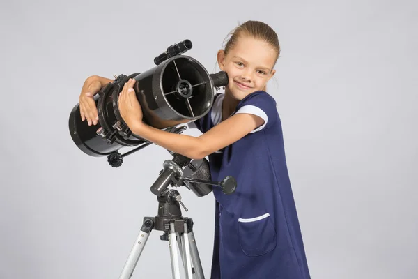 Zevenjarig meisje haar bepaalde reflector telescoop knuffelen — Stockfoto