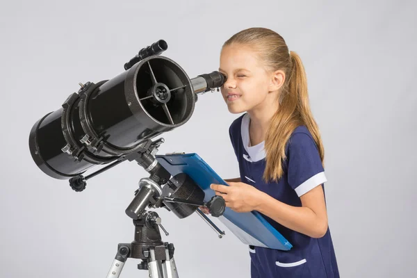 El joven astrónomo feliz de mirar a través del telescopio registrando observaciones — Foto de Stock