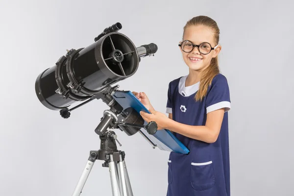 年轻的天文学家高兴地记录观测望远镜看 — 图库照片