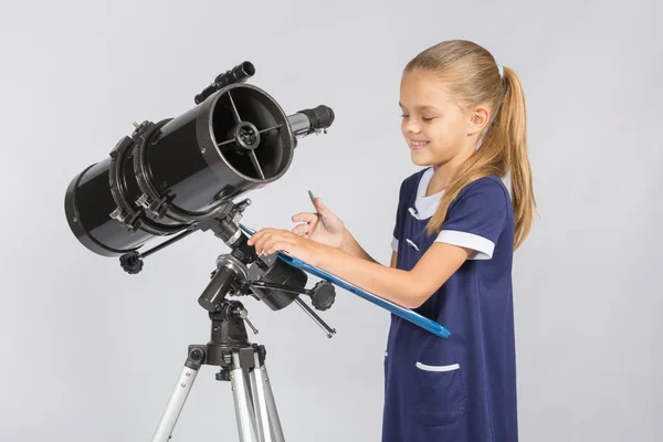 Astrônomo olha alegremente para registros com observações — Fotografia de Stock