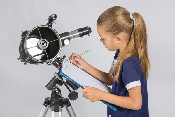 Astronomen skriver observationer — Stockfoto