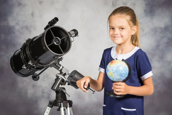 Zevenjarig meisje is blij met de hele wereld in een reflector telescoop — Stockfoto