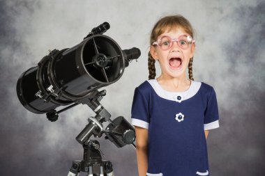 Kız astronom teleskop gördükleri tarafından mutlu sürpriz