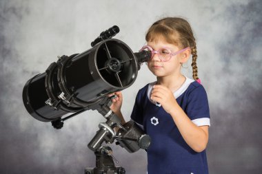 Kız astronom teleskop gördükleri tarafından mutlu sürpriz
