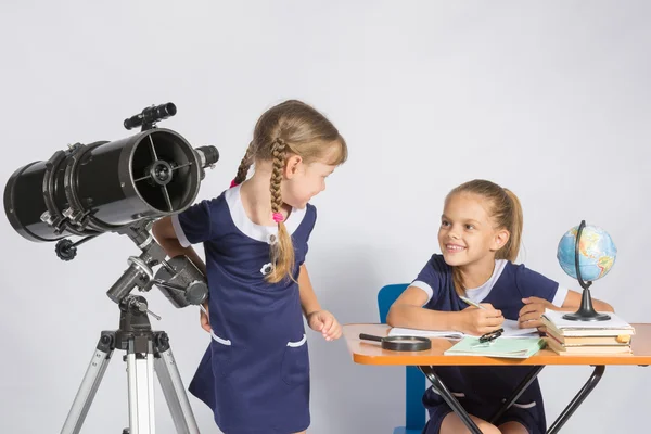 天文学教室で 2 人の女の子がお互いを見てください。 — ストック写真