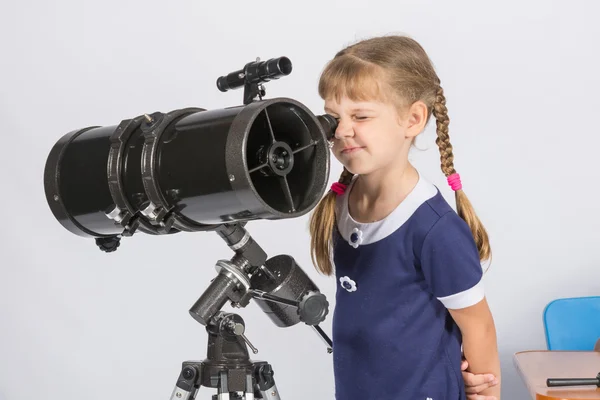 Девушка-астроном-любитель смотрит на звезды через телескоп — стоковое фото