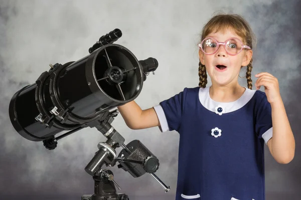 女の子の天文学者彼が望遠鏡で見たものに驚かされた幸せ — ストック写真
