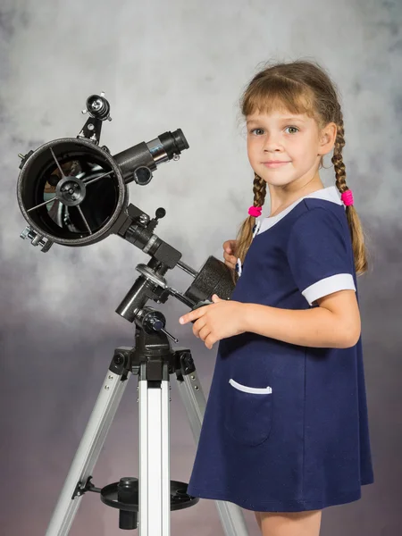 天文学の少女愛好家は、望遠鏡の隣に立っているし、フレームに見えた — ストック写真