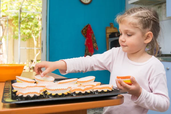 Barnet lägger på en ugnsfast burkar påsk cupcakes — Stockfoto