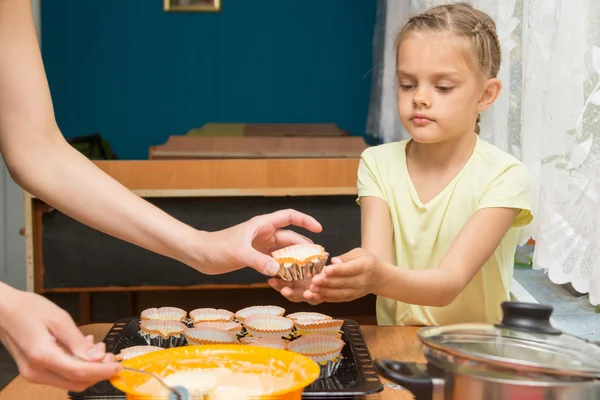 Дочь помогает маме готовить кексы на Пасху — стоковое фото