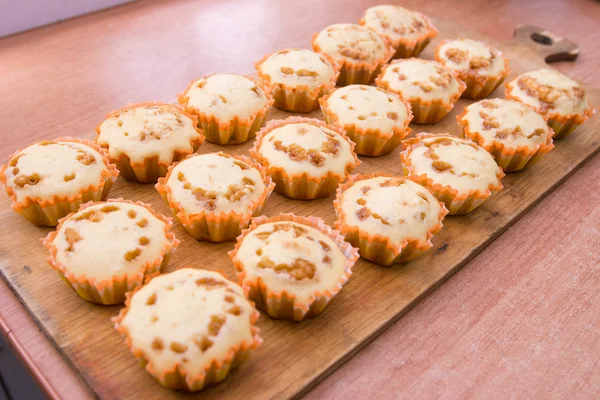 Dieciocho magdalenas recién horneadas rellenas con leche condensada hervida —  Fotos de Stock