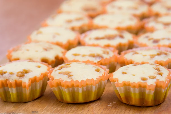 Tres filas de cupcakes recién horneados en latas —  Fotos de Stock