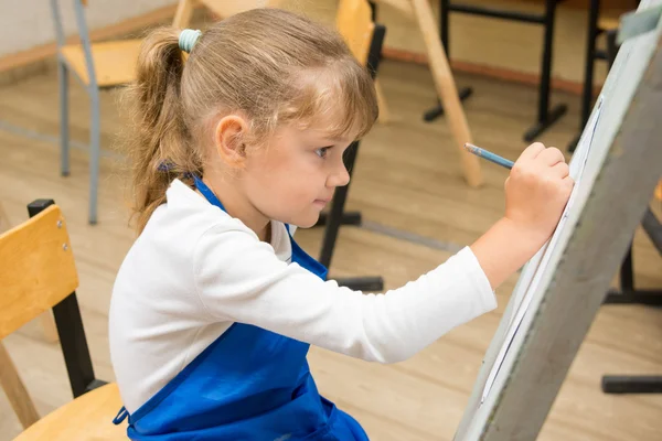 Five-year girl paints on an easel in the drawing lesson — Stock Photo, Image