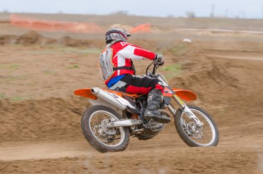 Volgograd, Rusya - 19 Nisan 2015: Motosiklet yarışçısı uzun, adım Açık Şampiyonası Motosiklet Cross Country Cup Volgograd Bölge Valisi dönüş girer