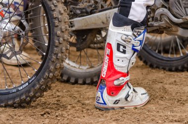 Volgograd, Rusya - 19 Nisan 2015: Açık Şampiyona Motosiklet Cross Country Cup Volgograd Bölge Valisi aşamasında, tekerlek arka planda Racing Boot motosiklet yarışçısı