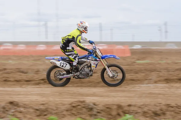 Wolgograd, Rusland-19 april 2015: motorcoureur racen op onverharde weg, in het stadium van de Open Championship motor cross country Cup Volgograd regio gouverneur — Stockfoto