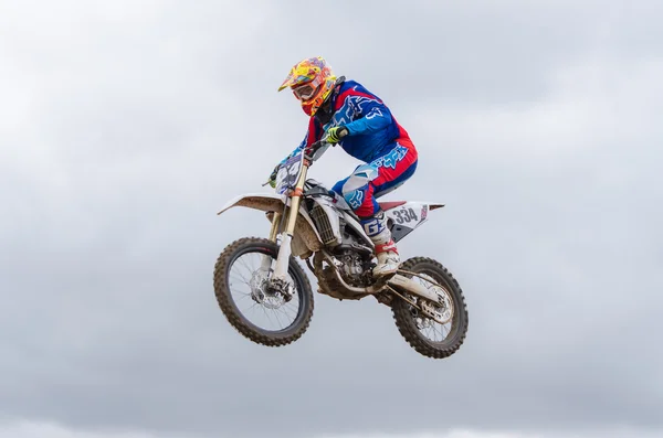 Wolgograd, Rusland-19 april 2015: motorcoureur vliegend springen op de trampoline, op het podium van de Open Championship motoren Cup Cross-Country Volgograd regio gouverneur — Stockfoto