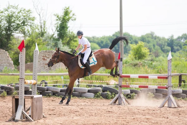 Volgograd, Rusland-19 juni 2016: een weergave van de landing Horse Rider met een succesvolle sprong over de barrière — Stockfoto