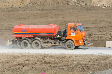 Taman, Rusya - 8 Mart 2016: Tanker toprak yolda çakıl seyahat. Taman, Rusya Federasyonu