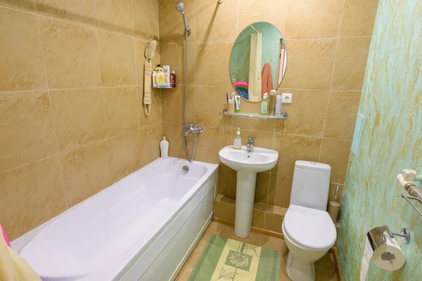 Vista General Clásico Baño Combinado Pequeño Apartamento —  Fotos de Stock
