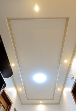 Dairenin koridorunda orijinal çok katlı tavan.