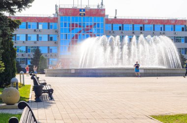 Anapa, Rusya - 17 Eylül 2020: Tatil beldesi Anapa 'nın yönetim binası ve binanın önündeki meydandaki çeşme