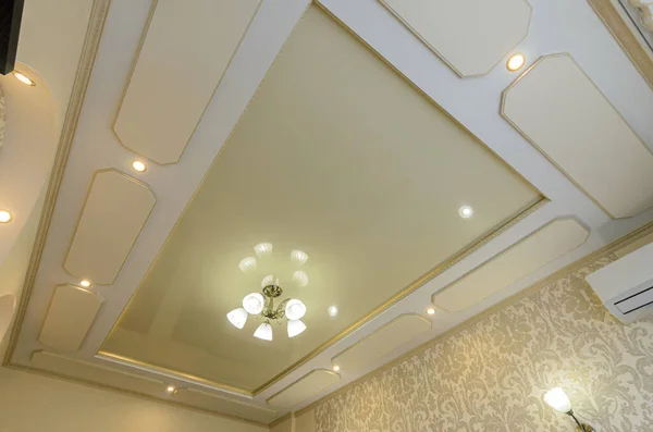 Plafond Extensible Multi Niveaux Original Avec Éléments Placoplâtre Intérieur Chambre — Photo