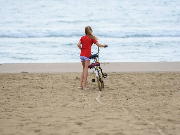 Lány Biciklit Vonszol Homokon Tengerparton — Stock Fotó