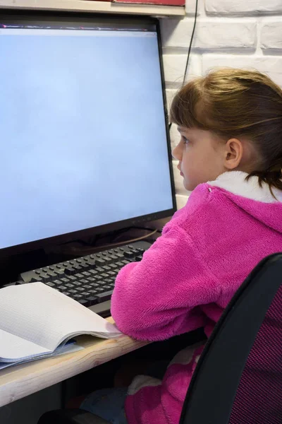 Una Chica Estudia Una Computadora Con Monitor Grande Vista Desde —  Fotos de Stock