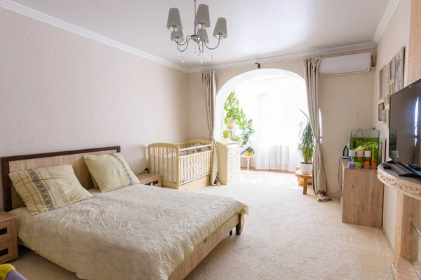 침실의 아름다운 내부와 발코니 그리고 신생아용 침대가 결합되어 — 스톡 사진