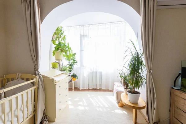 Blick Aus Dem Kinderzimmer Auf Den Großzügigen Sonnigen Verglasten Balkon — Stockfoto