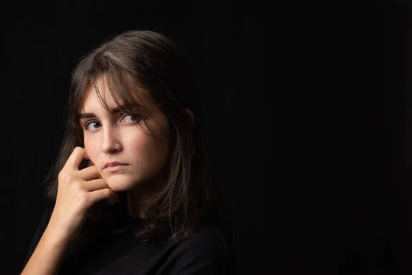 Art Portret Van Zestien Jaar Oud Tienermeisje Donkere Kleren Zwarte — Stockfoto