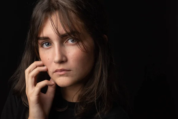 Retrato Una Hermosa Chica Con Una Mirada Reflexiva Sobre Fondo — Foto de Stock