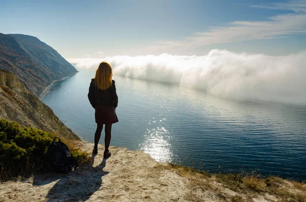 Girl Stands Hill Observes Unusual Phenomenon Nature Sea — Stock Photo, Image