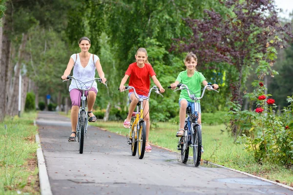 Mamá Con Dos Hijos Bicicleta Parque Por Mañana —  Fotos de Stock