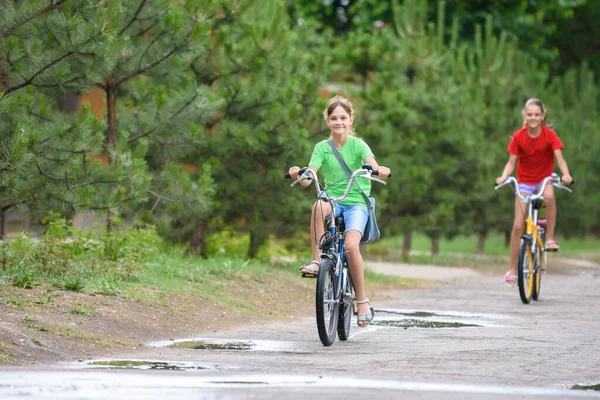 Två Flickor Cykla Regnig Varm Dag — Stockfoto