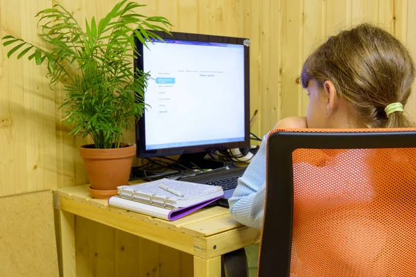 Uno Studente Impara Lezioni Computer Con Apprendimento Distanza Online — Foto Stock