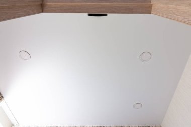 Kapalı spot ışıklarıyla klasik beyaz parlak tavan.