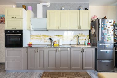 Anapa, Rusya - 23 Ağustos 2020: Mutfağın iç kısımlarına yakın çekim mutfak