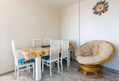 Anapa, Rusya - 23 Ağustos 2020: Yemek masası ve odanın içindeki rahat koltuk
