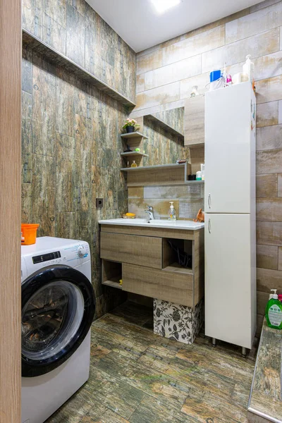 Interior Acolhedor Banheiro Moderno Compacto Com Uma Máquina Lavar Roupa — Fotografia de Stock