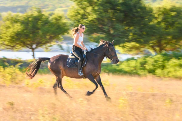 Mädchen Reitet Mit Pferd Über Das Feld — Stockfoto