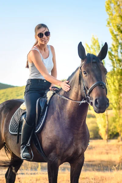 Piękna Smukła Ładna Dziewczyna Siedzi Koniu Zbliżenie — Zdjęcie stockowe